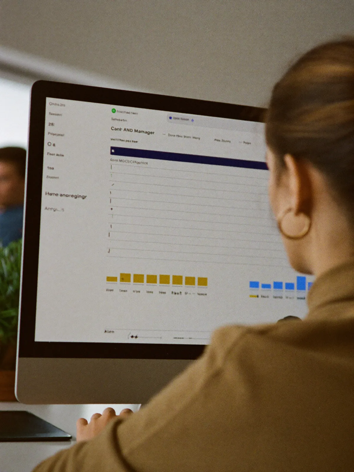 Agentur-Team im Büro vor Kampagnen-Dashboards